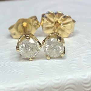 14kt Gold Absolutely Beautiful Diamond Stud Earrings!🩷